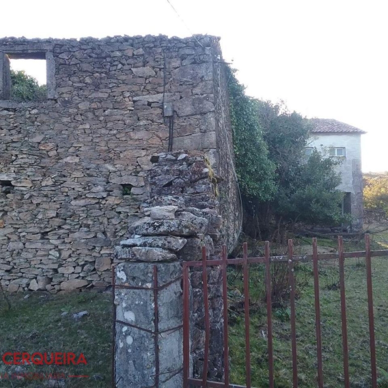 CASA HISTÓRICA DE 1900 EN OIA – 312 m² SOBRE UNA FINCA DE 5.769 m²