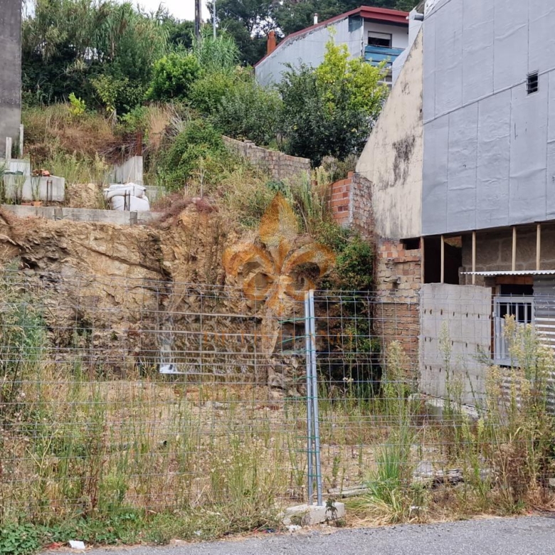 Venta de solar con proyecto y licencia para vivienda unifamiliar en dos alturas