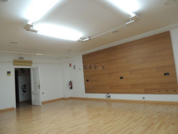 Local en venta. Actualmente alquilado. Muy bien situado