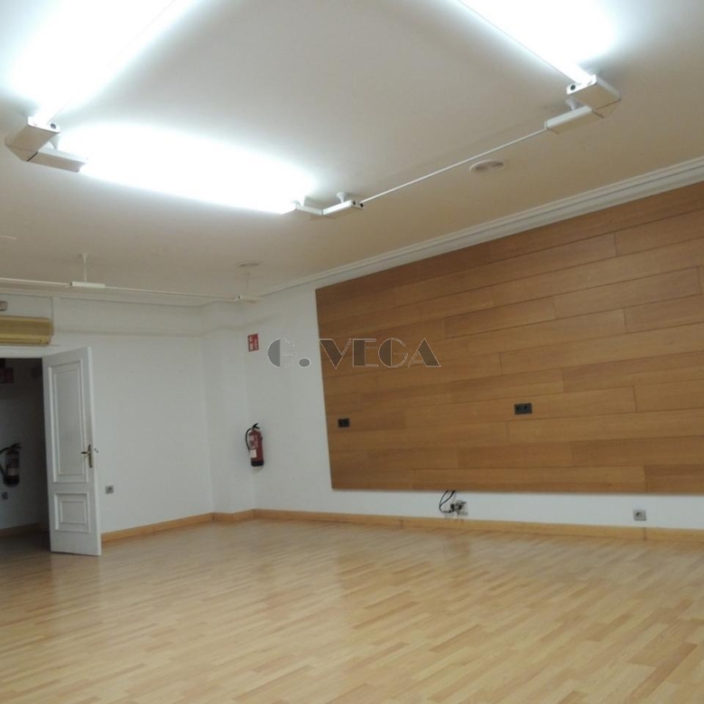 Local en venta. Actualmente alquilado. Muy bien situado