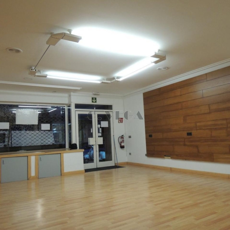 Local en venta. Actualmente alquilado. Muy bien situado