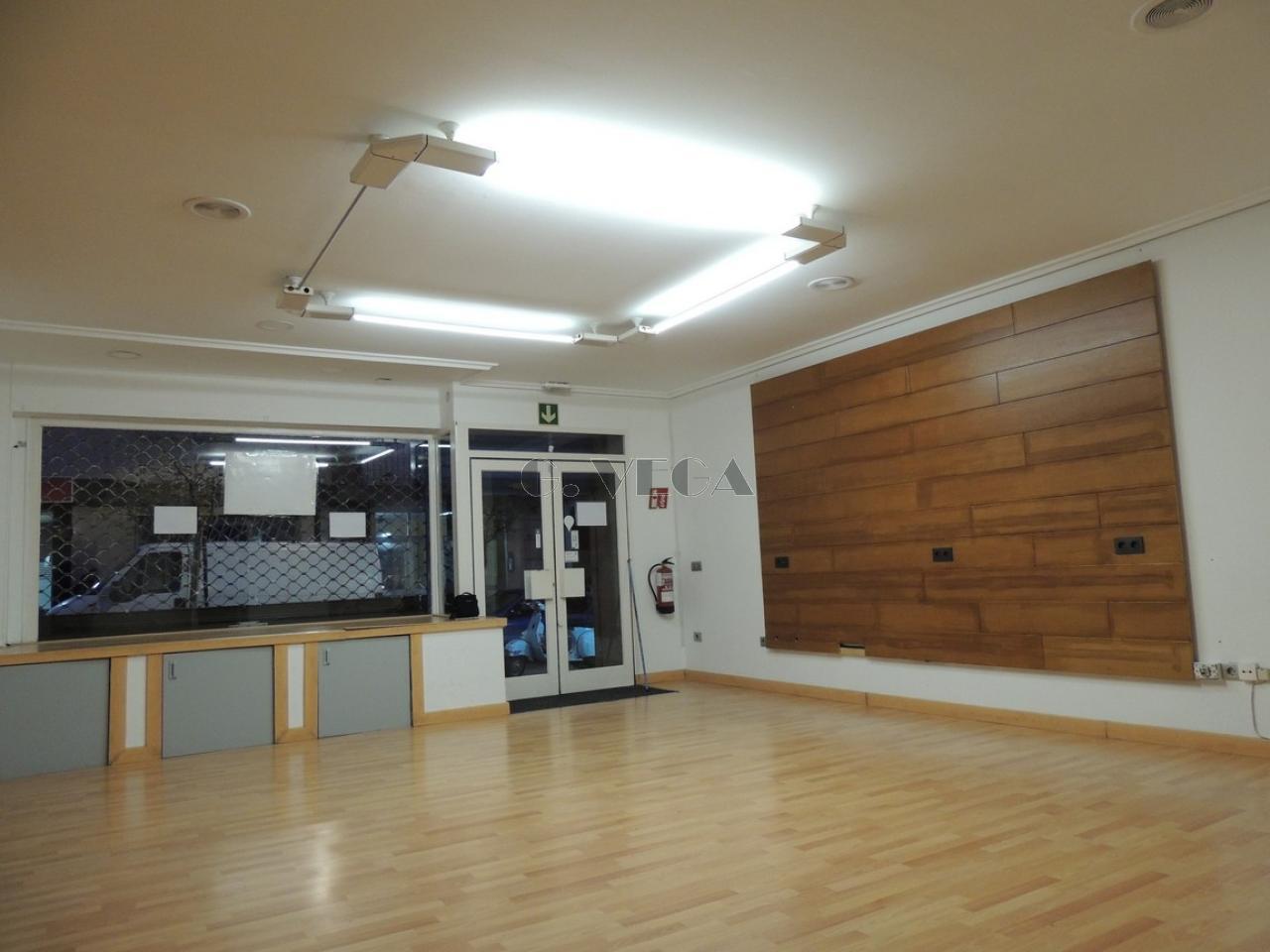 175645948624900028110_175645788663 Local en venta. Actualmente alquilado. Muy bien situado