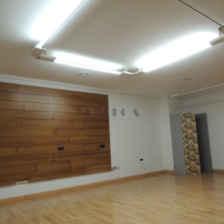 Local en venta. Actualmente alquilado. Muy bien situado