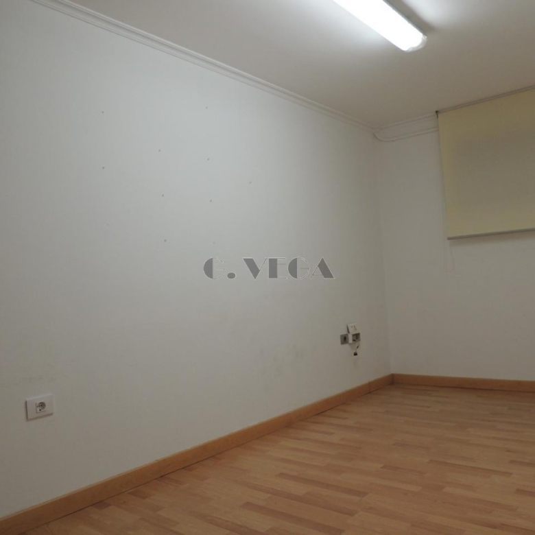 Local en venta. Actualmente alquilado. Muy bien situado