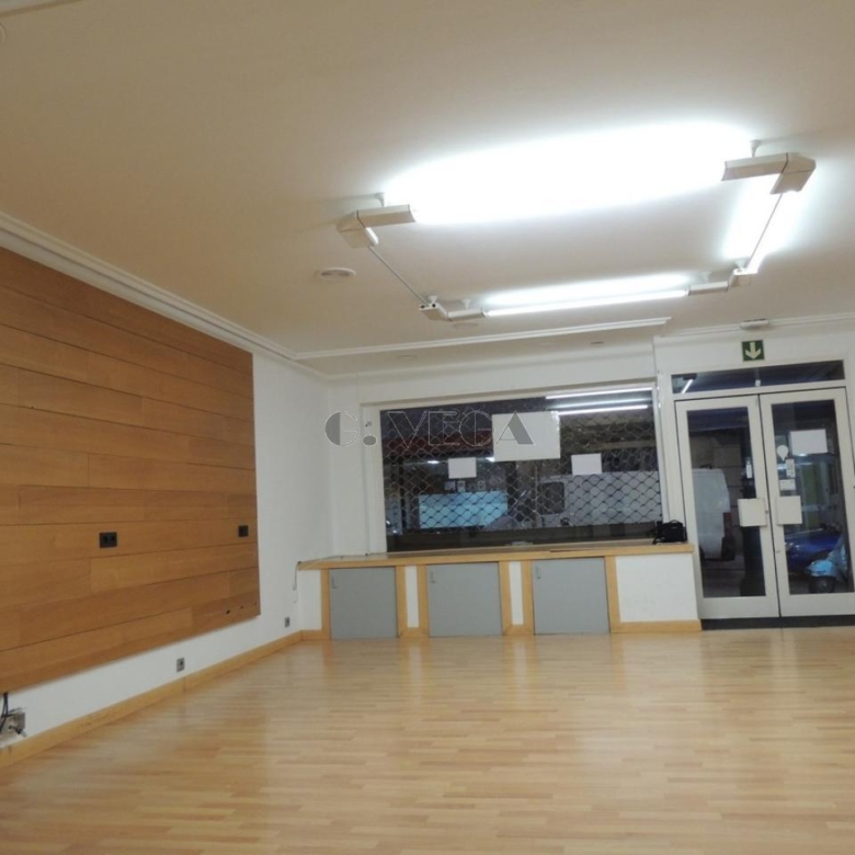 Local en venta. Actualmente alquilado. Muy bien situado
