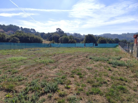Terreno edificable con licencia y proyecto en Zamáns