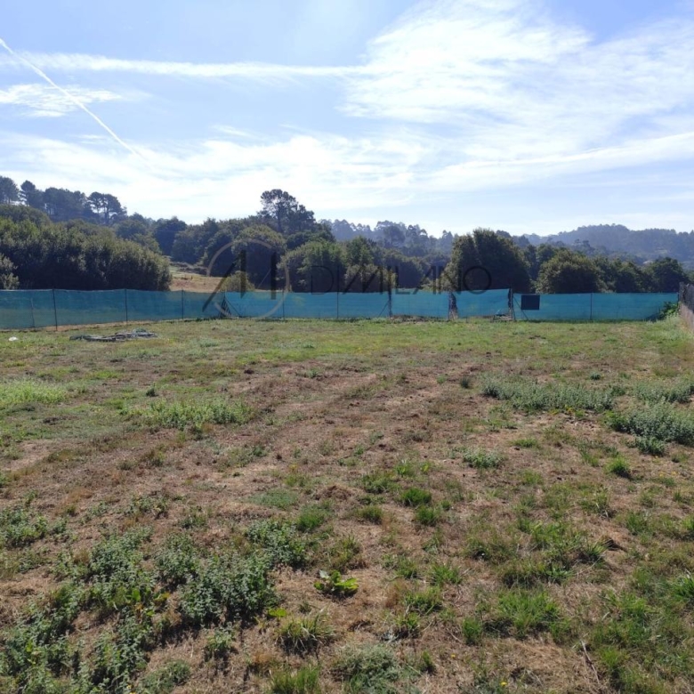 Terreno edificable con licencia y proyecto en Zamáns