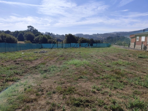 Terreno edificable con licencia y proyecto en Zamáns