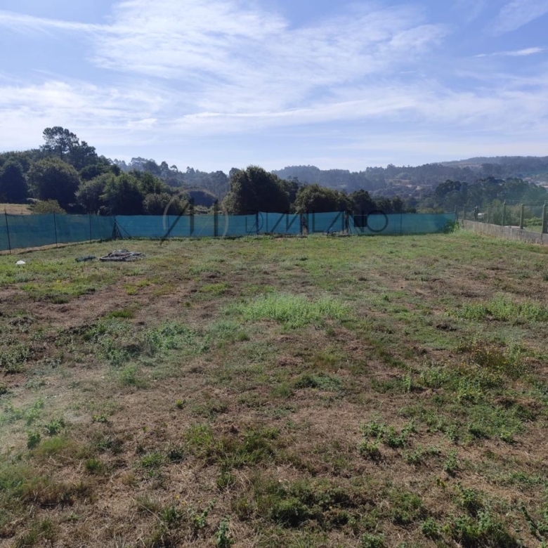 Terreno edificable con licencia y proyecto en Zamáns