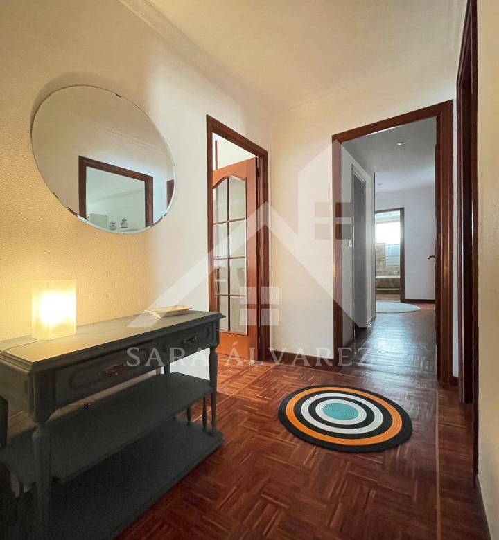 SE ALQUILA ESPECTACULAR PISO LUMINOSO EN UNA DE LAS ZONAS MÁS COTIZADAS DE PONTEVEDRA