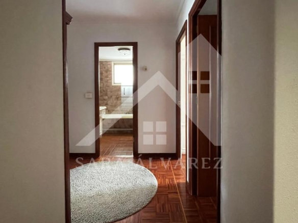 SE ALQUILA ESPECTACULAR PISO LUMINOSO EN UNA DE LAS ZONAS MÁS COTIZADAS DE PONTEVEDRA
