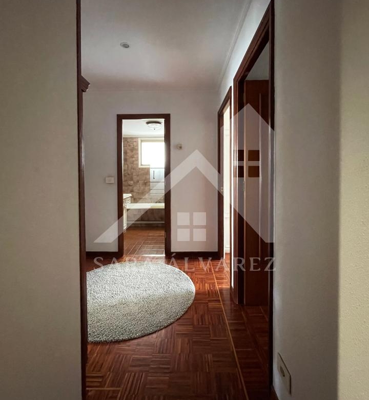 SE ALQUILA ESPECTACULAR PISO LUMINOSO EN UNA DE LAS ZONAS MÁS COTIZADAS DE PONTEVEDRA