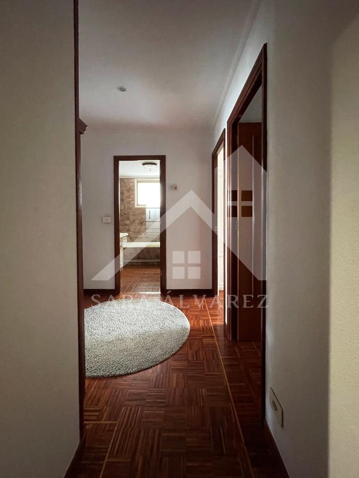 SE ALQUILA ESPECTACULAR PISO LUMINOSO EN UNA DE LAS ZONAS MÁS COTIZADAS DE PONTEVEDRA