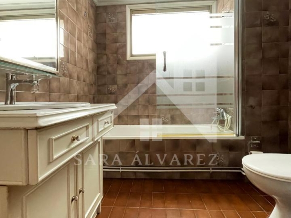 SE ALQUILA ESPECTACULAR PISO LUMINOSO EN UNA DE LAS ZONAS MÁS COTIZADAS DE PONTEVEDRA