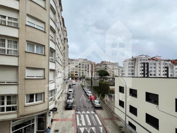 SE ALQUILA ESPECTACULAR PISO LUMINOSO EN UNA DE LAS ZONAS MÁS COTIZADAS DE PONTEVEDRA