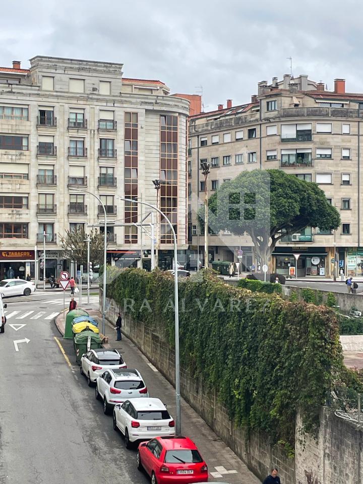 SE ALQUILA ESPECTACULAR PISO LUMINOSO EN UNA DE LAS ZONAS MÁS COTIZADAS DE PONTEVEDRA