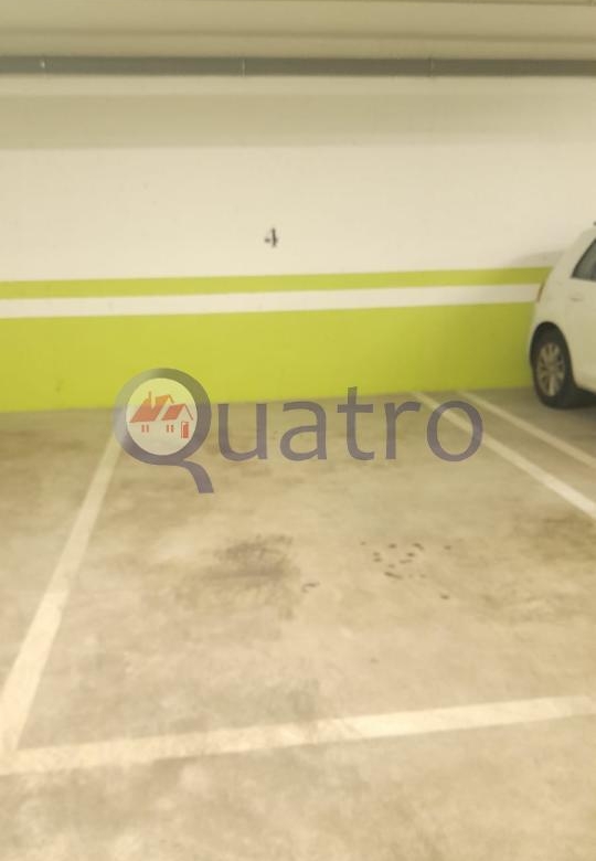 Se alquila plaza de garaje para coche grande