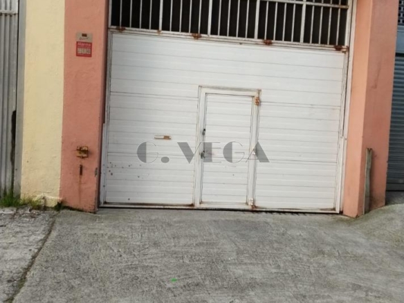 En la calle López Mora un bajo o almacen de 190 metros cuadrados con dos cámaras frigoríficas.