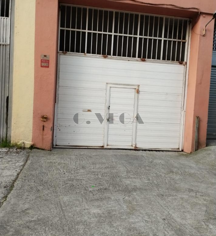En la calle López Mora un bajo o almacen de 190 metros cuadrados con dos cámaras frigoríficas.