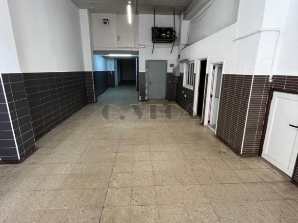En la calle López Mora un bajo o almacen de 190 metros cuadrados con dos cámaras frigoríficas.