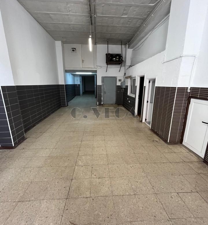 En la calle López Mora un bajo o almacen de 190 metros cuadrados con dos cámaras frigoríficas.