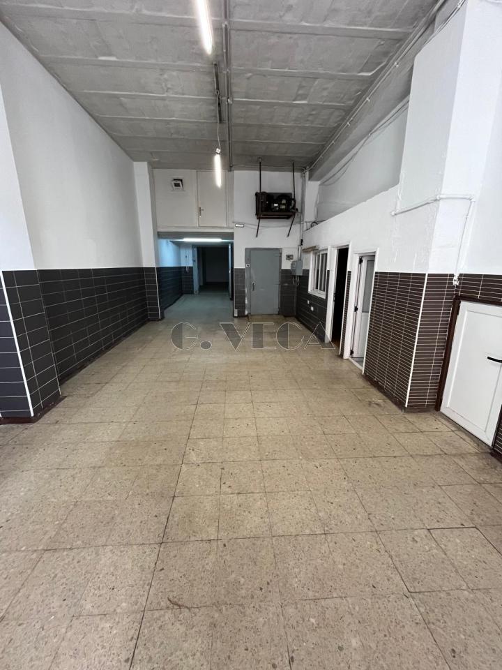 En la calle López Mora un bajo o almacen de 190 metros cuadrados con dos cámaras frigoríficas.