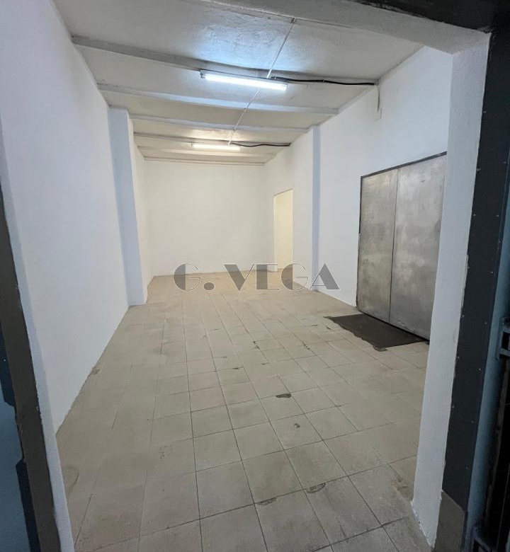 En la calle López Mora un bajo o almacen de 190 metros cuadrados con dos cámaras frigoríficas.