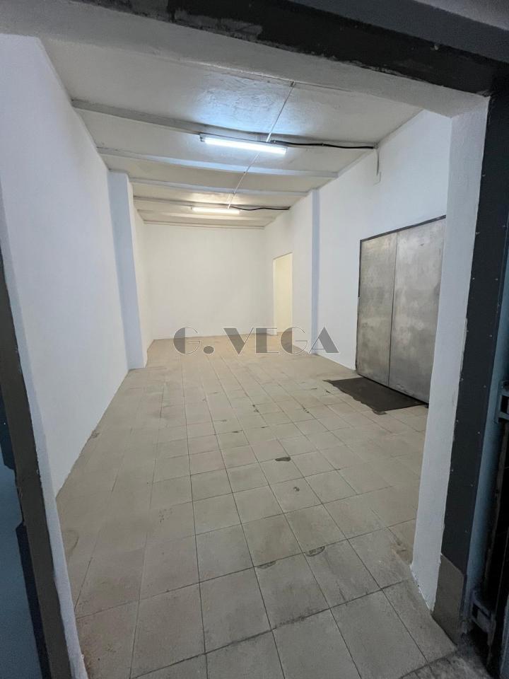 En la calle López Mora un bajo o almacen de 190 metros cuadrados con dos cámaras frigoríficas.