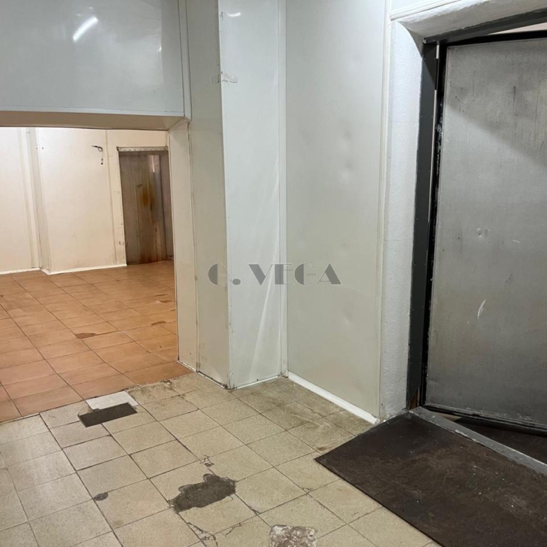 En la calle López Mora un bajo o almacen de 190 metros cuadrados con dos cámaras frigoríficas.