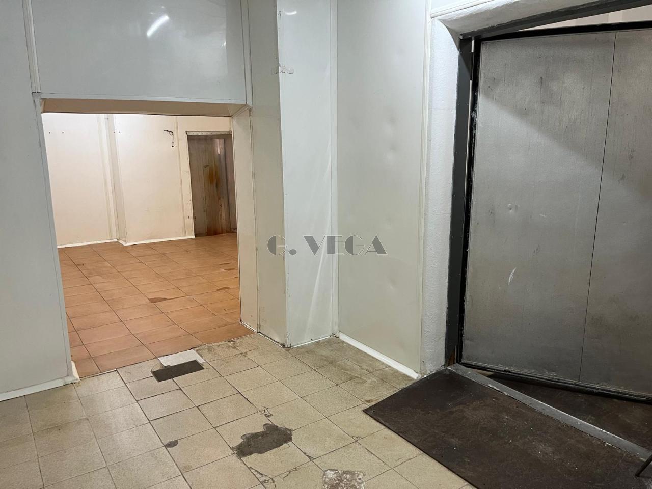 En la calle López Mora un bajo o almacen de 190 metros cuadrados con dos cámaras frigoríficas.