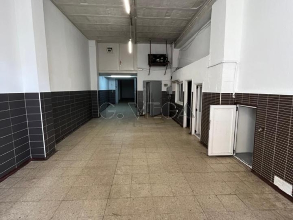 En la calle López Mora un bajo o almacen de 190 metros cuadrados con dos cámaras frigoríficas.