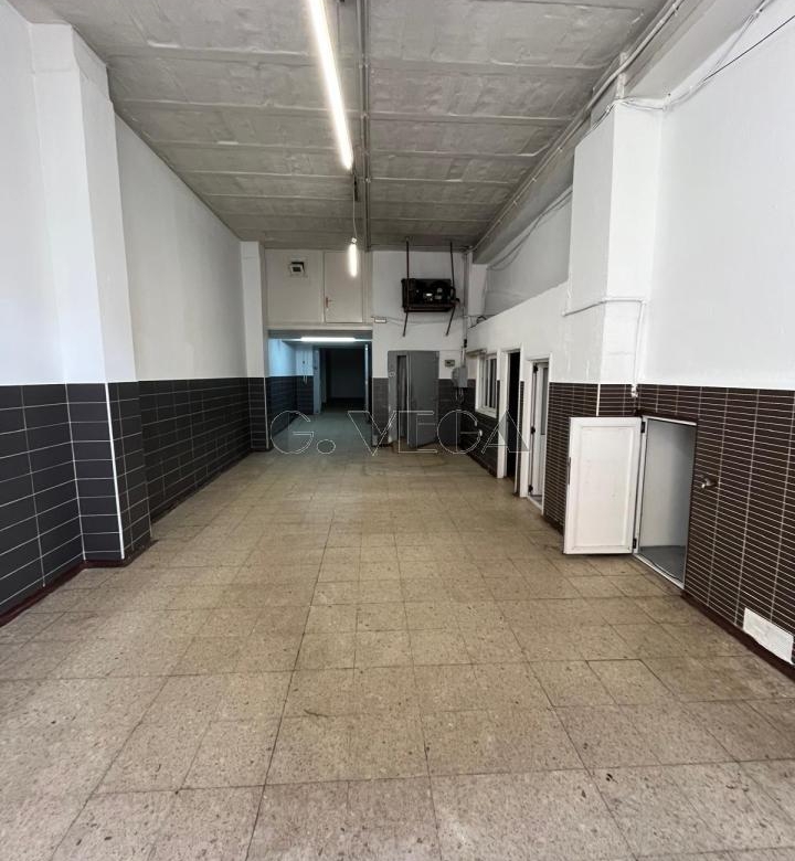 En la calle López Mora un bajo o almacen de 190 metros cuadrados con dos cámaras frigoríficas.
