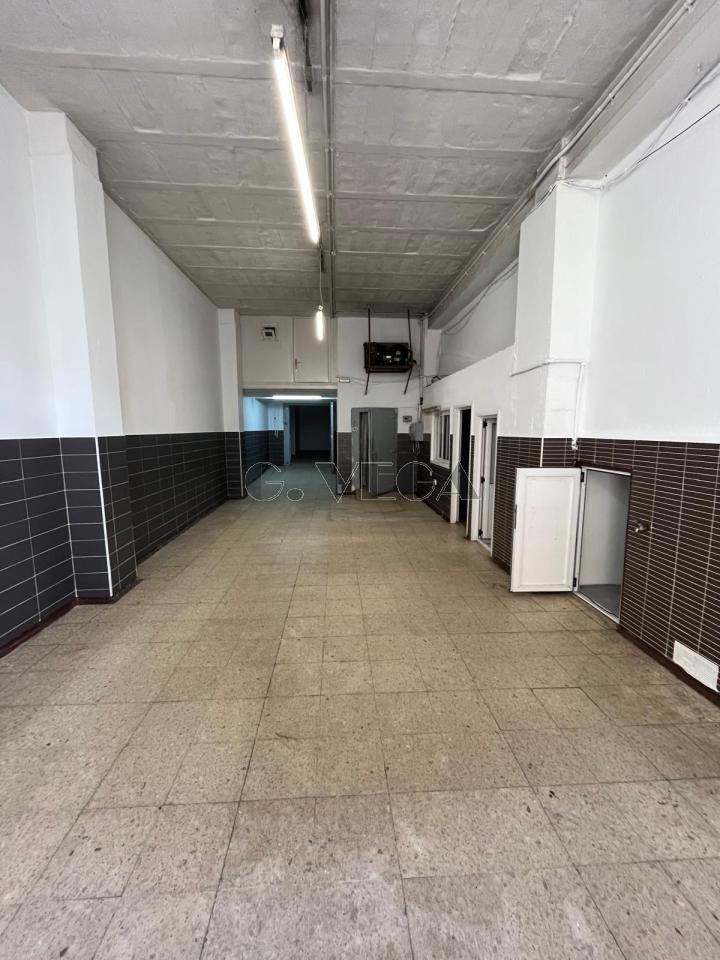 En la calle López Mora un bajo o almacen de 190 metros cuadrados con dos cámaras frigoríficas.