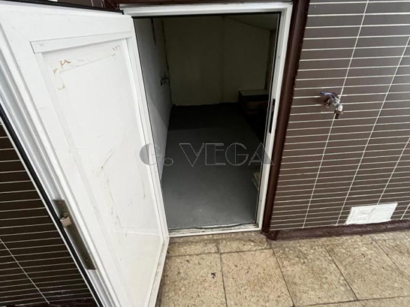 En la calle López Mora un bajo o almacen de 190 metros cuadrados con dos cámaras frigoríficas.