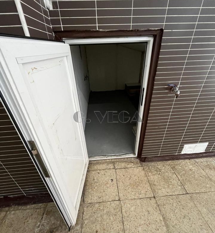 En la calle López Mora un bajo o almacen de 190 metros cuadrados con dos cámaras frigoríficas.