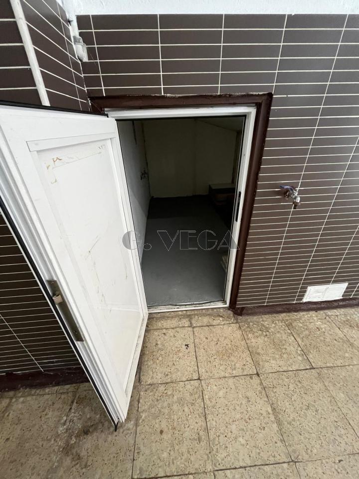 En la calle López Mora un bajo o almacen de 190 metros cuadrados con dos cámaras frigoríficas.