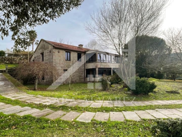SE VENDE IMPRESIONANTE CASA O CHALET DE CINCO HABITACIONES  CON PISCINA  EN SOUTOMAIOR PRÓXIMO A VIGO Y  PONTEVEDRA