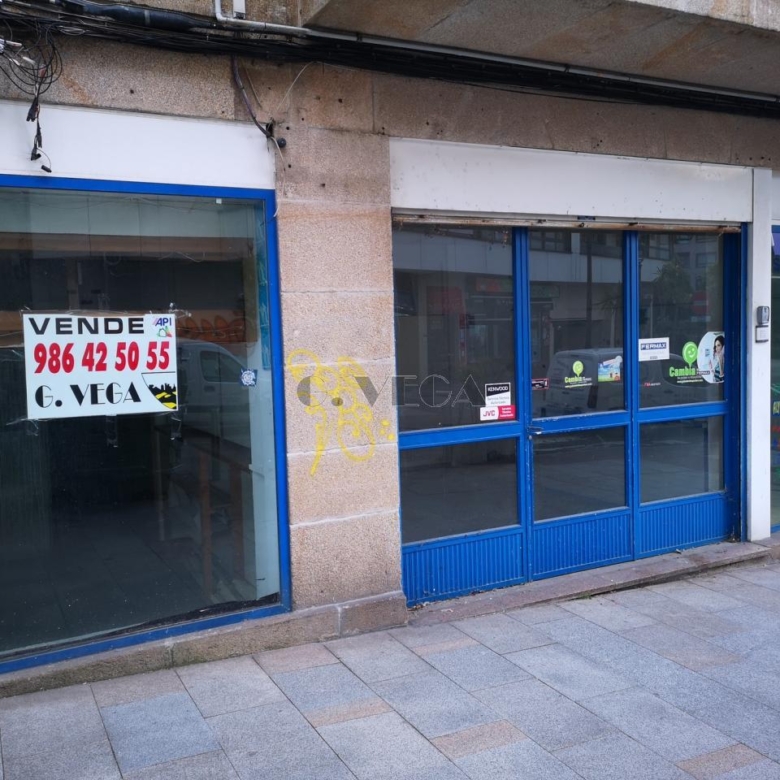 Amplio bajo comercial muy próximo a la plaza de España. Oportunidad.