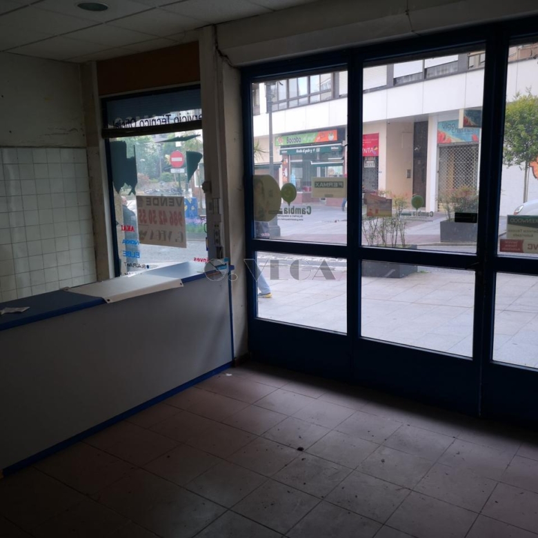 Amplio bajo comercial muy próximo a la plaza de España. Oportunidad.