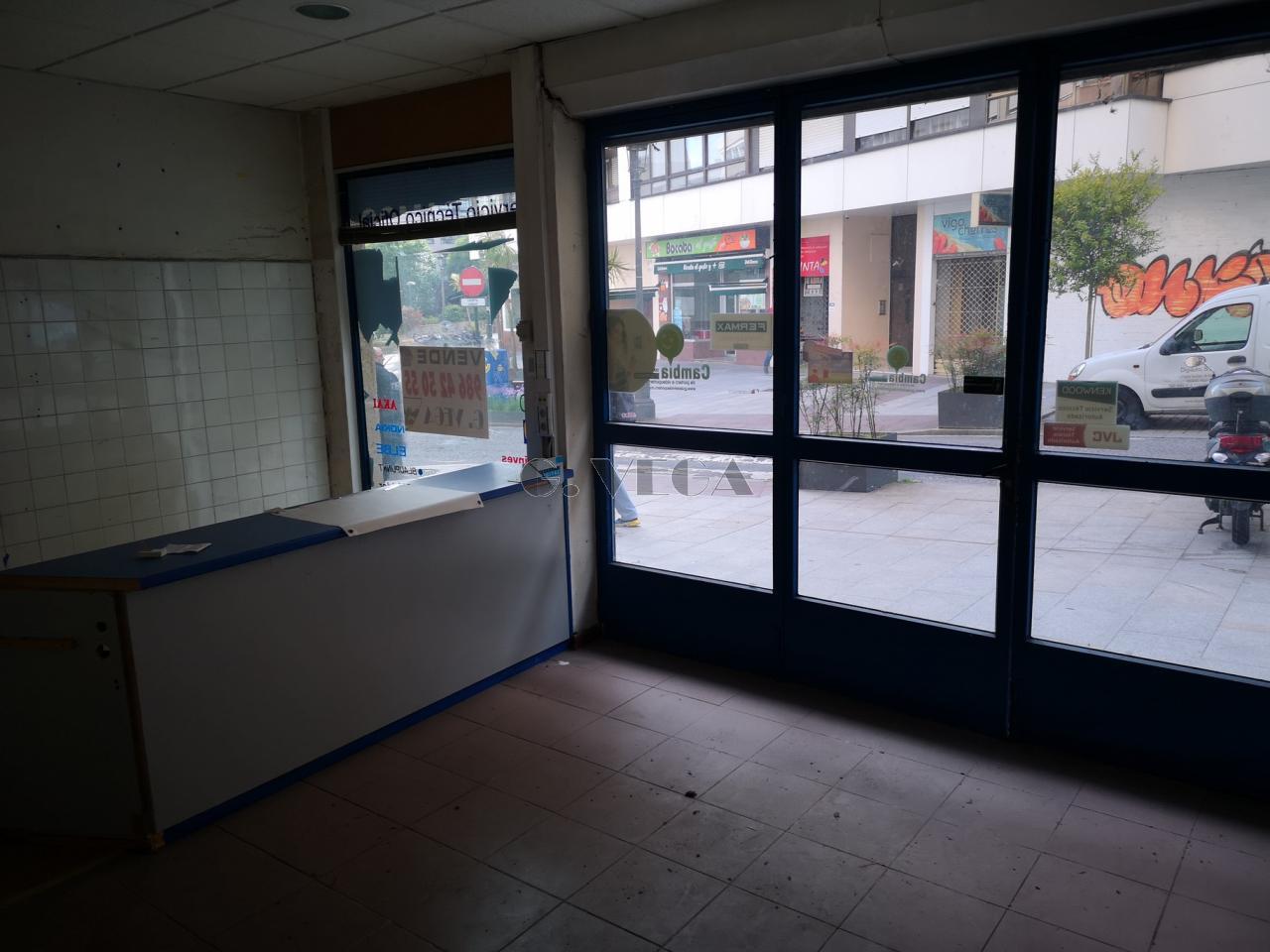 176484396743300028576_176484372296 Amplio bajo comercial muy próximo a la plaza de España. Oportunidad.