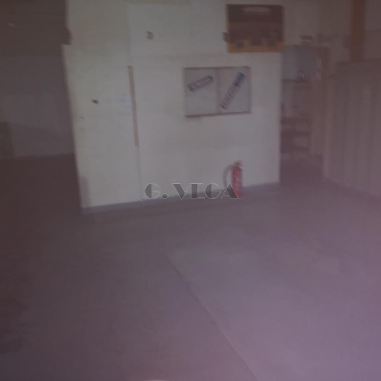Amplio bajo comercial muy próximo a la plaza de España. Oportunidad.