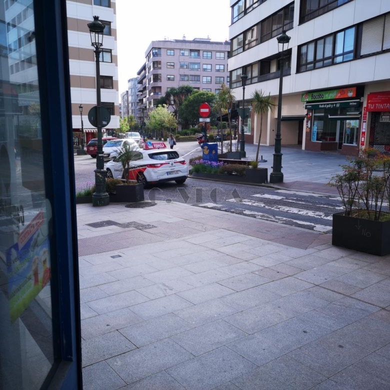 Amplio bajo comercial muy próximo a la plaza de España. Oportunidad.