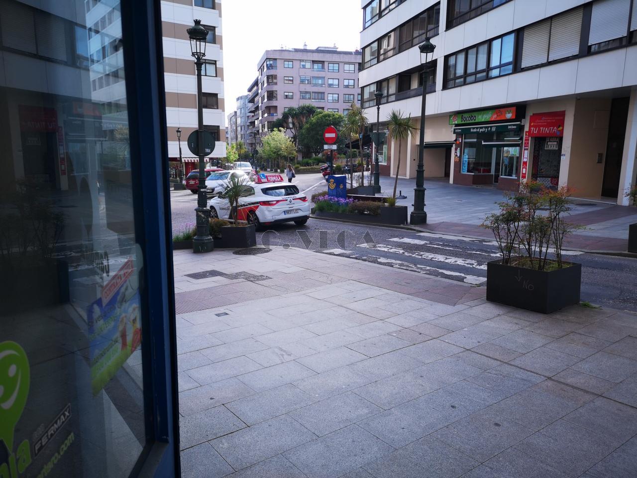 176484397075200028576_176484372614 Amplio bajo comercial muy próximo a la plaza de España. Oportunidad.