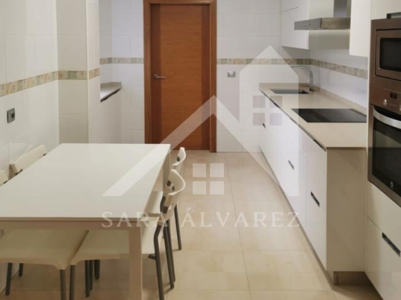 SE VENDE LUMINOSO Y MODERNO PISO DE TRES HABITACIONES ZONA CAMPOLONGO
