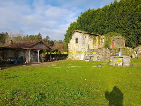 TERRENO DE 2.200 M2 CON DOS CASAS DE PIEDRA A REHABILTAR