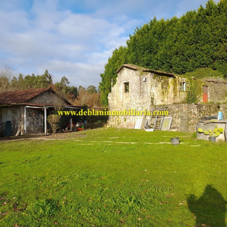 TERRENO DE 2.200 M2 CON DOS CASAS DE PIEDRA A REHABILTAR