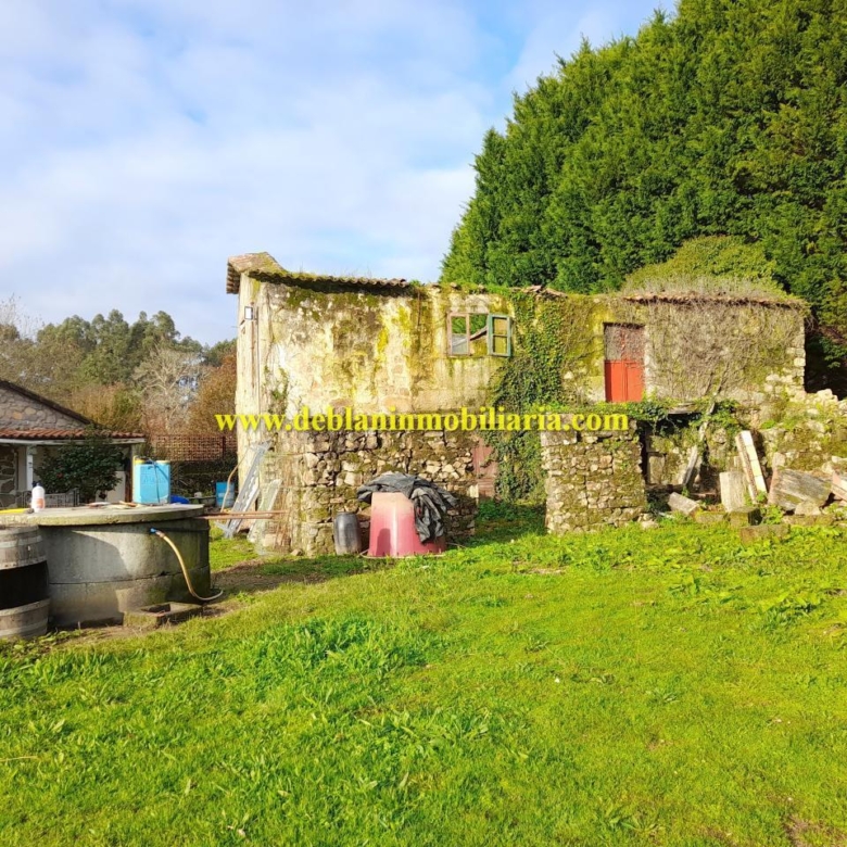 TERRENO DE 2.200 M2 CON DOS CASAS DE PIEDRA A REHABILTAR