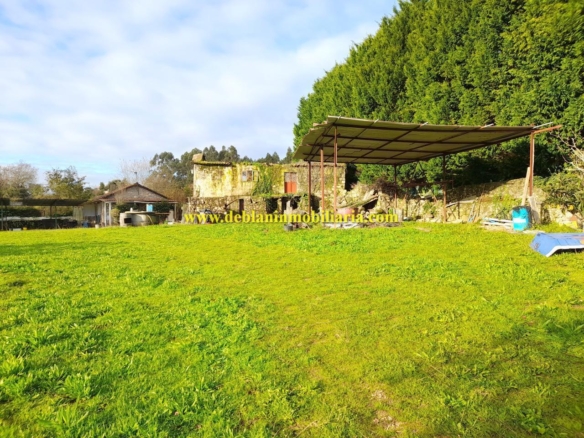 TERRENO DE 2.200 M2 CON DOS CASAS DE PIEDRA A REHABILTAR