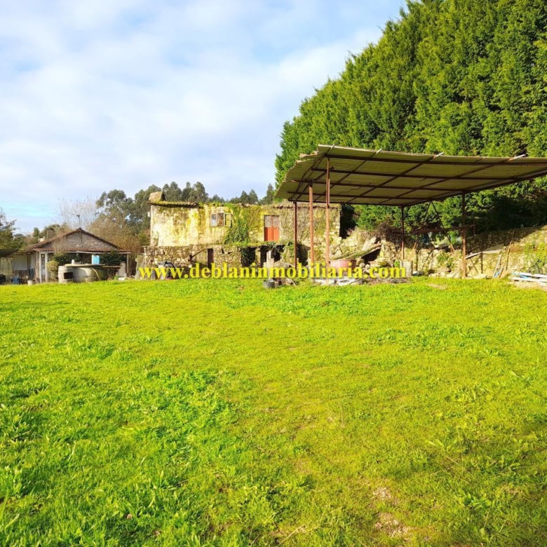 TERRENO DE 2.200 M2 CON DOS CASAS DE PIEDRA A REHABILTAR