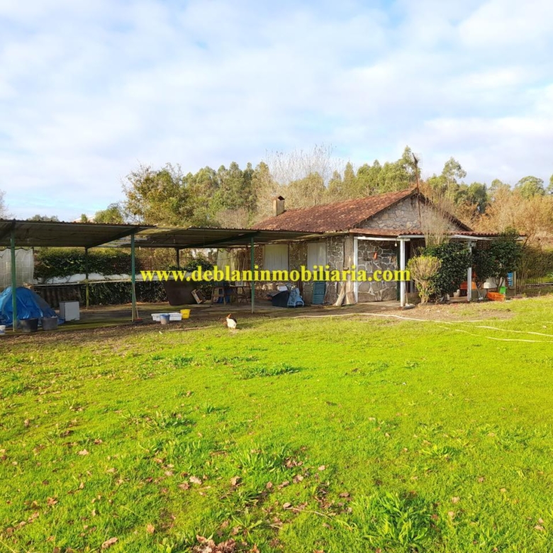 TERRENO DE 2.200 M2 CON DOS CASAS DE PIEDRA A REHABILTAR